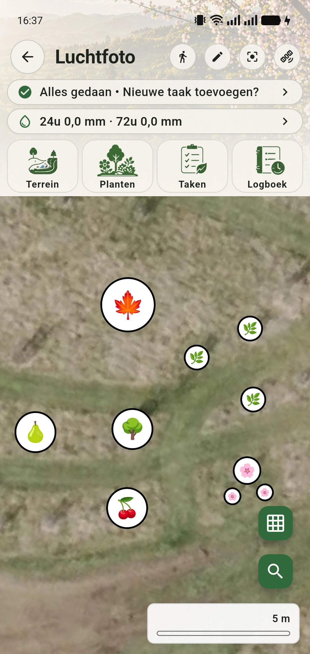 Luchtfoto met verschillende planten; de boom midden op de kaart opent met dubbel tikken het dossier van de aardbeiboom