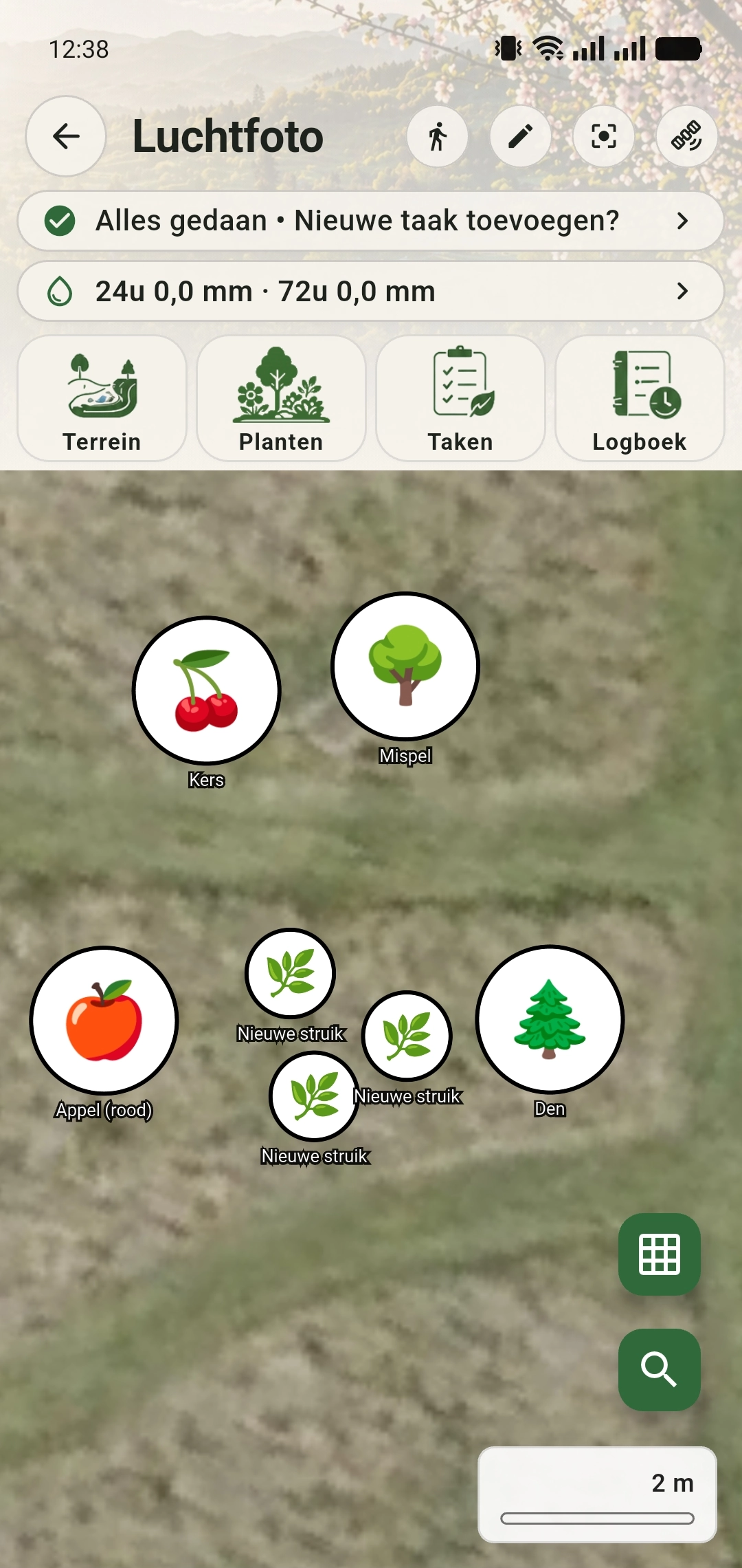 Luchtfoto met kers, mispel, rode appel, struiken en den; er is nog geen plant geselecteerd