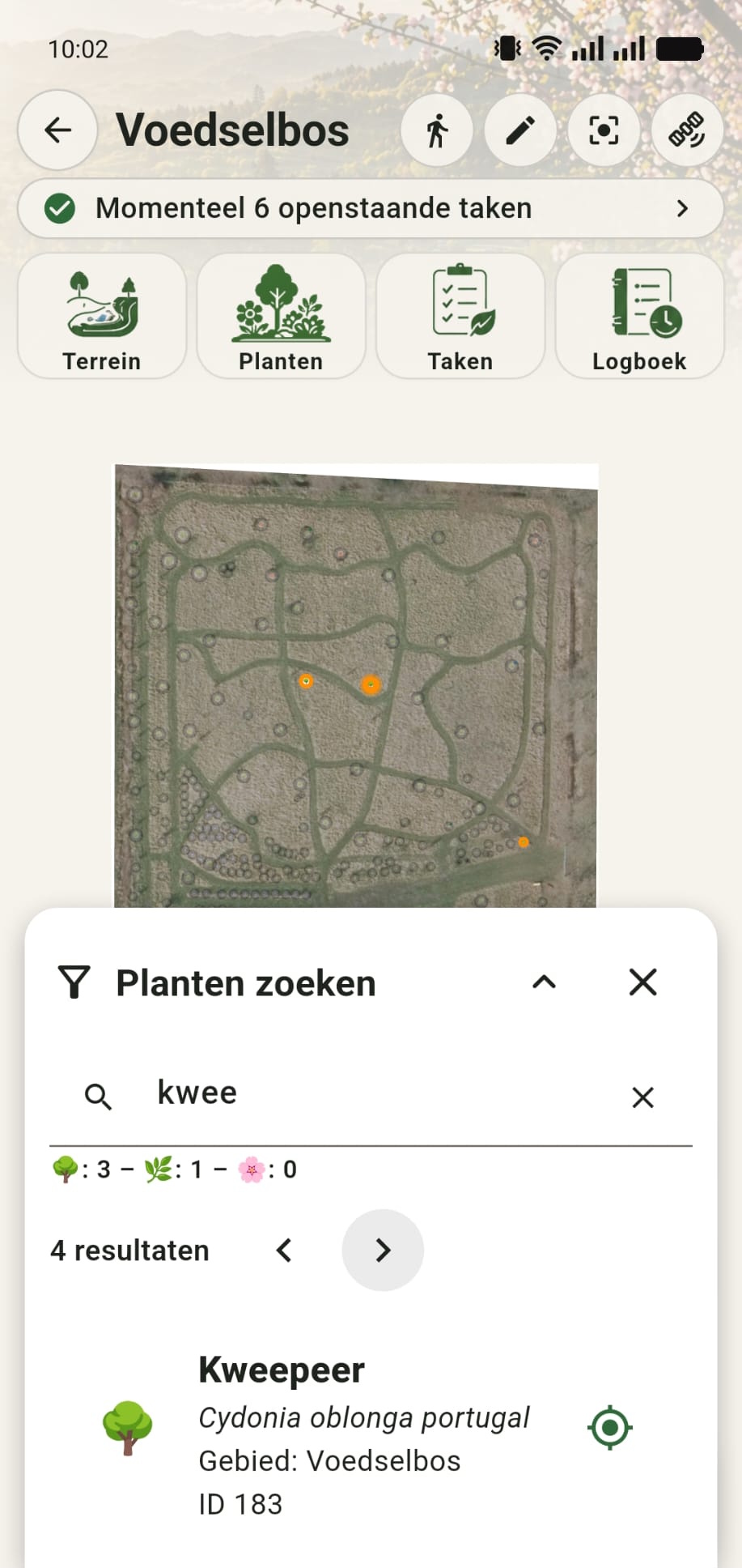 GreenPlot zoekresultaten met pijltjes om door resultaten te bladeren en een GPS-icoon om een plant te centreren